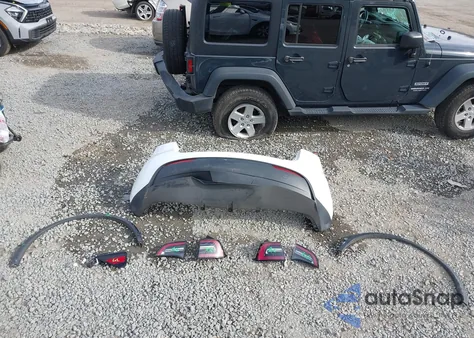 2023 Tesla Model Y Awd/Long Range Dual Motor All-Wheel Drive z USA, uszkodzony, nr VIN 7SAYGDEE7PF682772